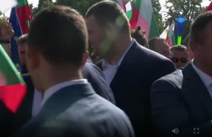 Депутатът от ДПС Делян Пеевски се появи на протеста срещу